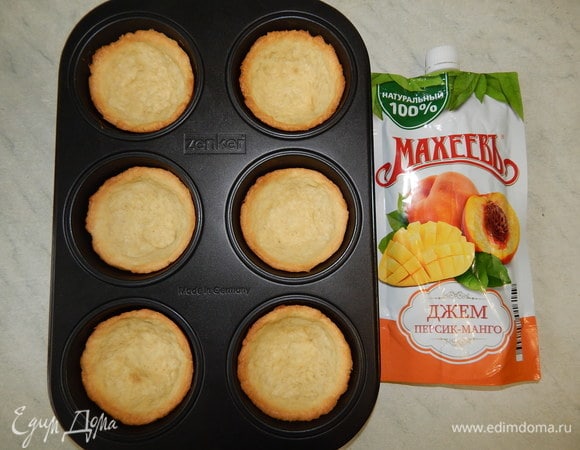 Выпекаем тарталетки в разогретой до 180°C духовке 20 минут до золотистого цвета.