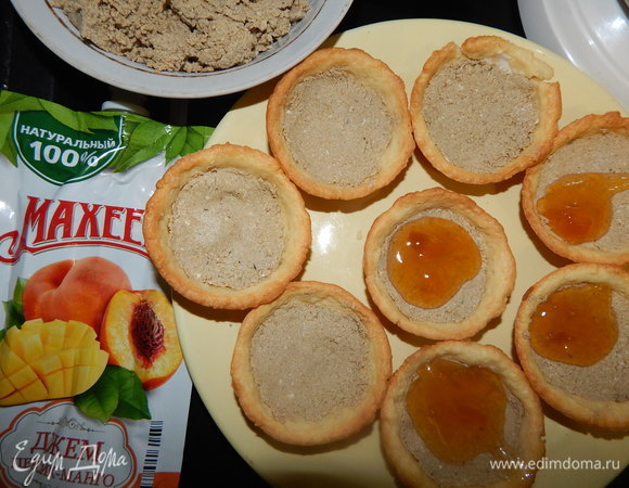 Халву измельчить в блендере, выложить на половину тарталеток и слегка утрамбовать ее, вторую половину заполнить джемом ТМ «МахеевЪ» и убрать в холодильник.