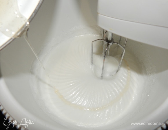 Начинаем варить сироп из воды и сахара, одновременно начинаем взбивать охлажденные белки с ванилином на низкой скорости, постепенно ее увеличивая, до увеличения в объеме в 5–6 раз. Сироп варим до «пробы на мягкий шарик» (капаем сироп в холодную воду, если получается скатать мягкий шарик, то сироп готов ). Вливаем сироп тонкой струйкой во взбиваемые белки и взбиваем их еще 10 минут. Крем получается глянцевым и хорошо держит форму.