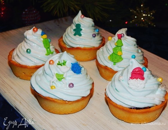 Отсаживаем крем из кондитерского мешка и украшаем. Приятного аппетита!