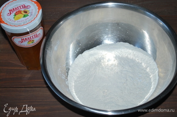 Разогреваем духовку до 160°C. Просеиваем муку (150 г), добавляем сахар (60 г), ванильный сахар (10 г), соль (2 г) и разрыхлитель (7 г). Все хорошо перемешиваем.