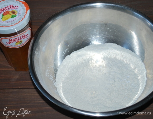 Разогреваем духовку до 160°C. Просеиваем муку  (150 г), добавляем сахар (60 г), ванильный сахар (10 г), соль (2 г) и разрыхлитель (7 г). Все хорошо перемешиваем.