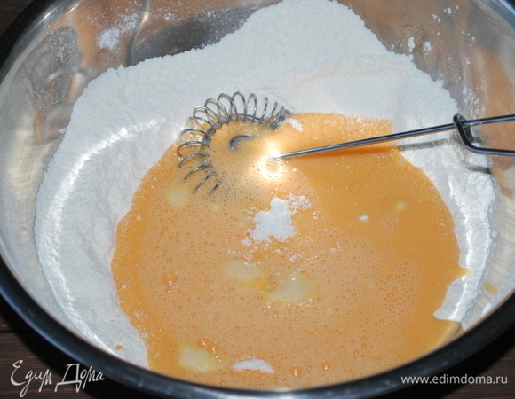 В другой чашке смешиваем 2 желтка, растительное масло (50 г), молоко (80 г). Все это добавляем к сухим ингредиентам и все хорошо перемешиваем.