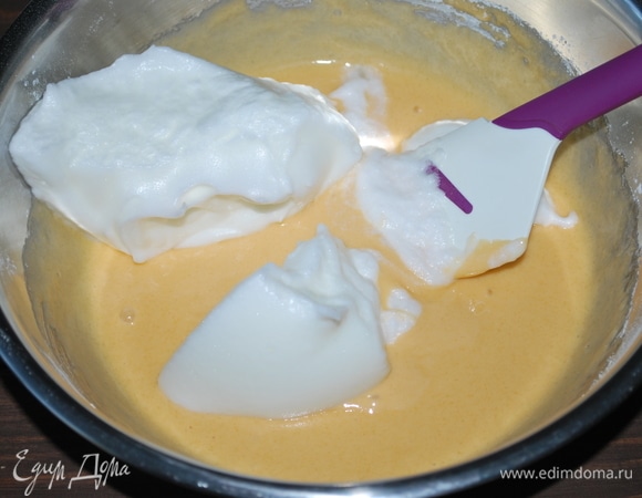 4 белка взбиваем миксером, добавляем к белкам сахар (20 г) и взбиваем в крепкую пену. Половину белков добавляем в тесто, аккуратно перемешиваем снизу вверх и добавляем остальные белки.