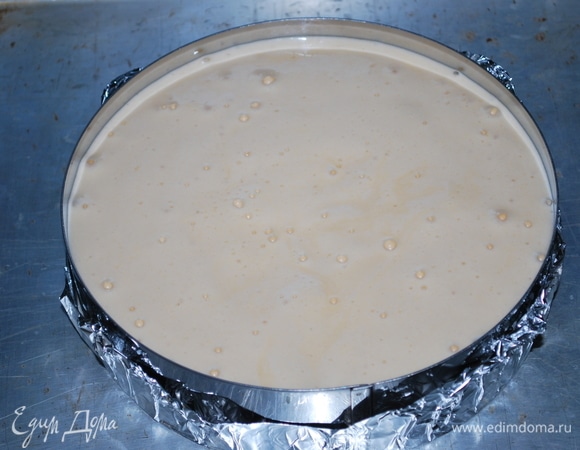 Наливаем тесто в форму (у меня форма диаметром 20 см) и выпекаем при 160°C до готовности примерно 50 минут.