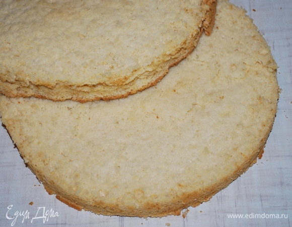 Готовому коржу даем хорошо остыть, разрезаем его на две части.