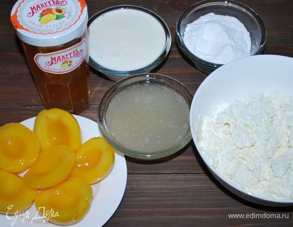 Сделаем крем. Желатин предварительно зальем холодной водой на 20 минут.