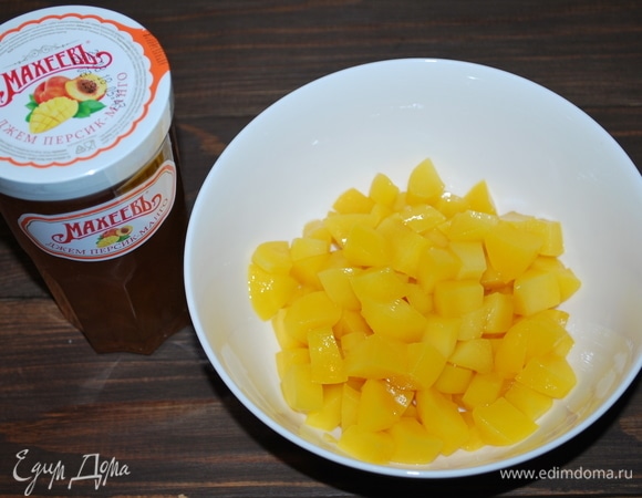 Консервированные персики мелко нарежем.
