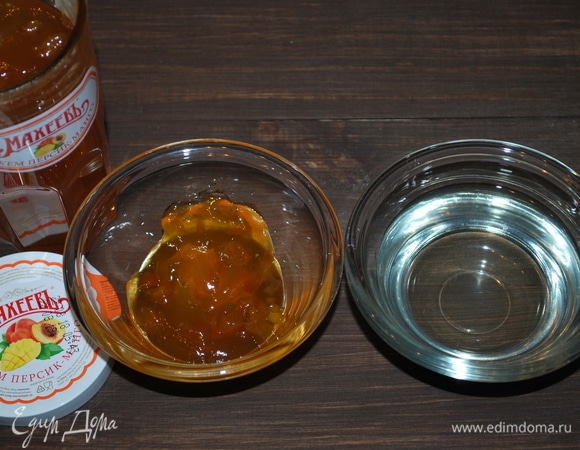 Сделаем пропитку для коржей. Джем «Персик-манго» ТМ «МахеевЪ» (70 г) соединим с сиропом от персиков (100 г).