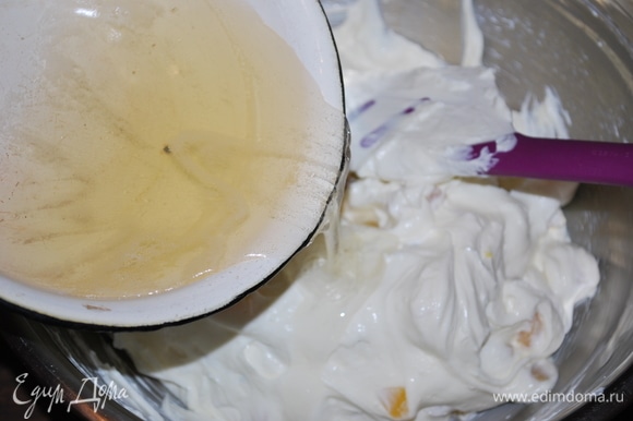 Перед тем, как собирать торт, в крем добавим желатин (предварительно его нагреем до полного растворения, дадим немного ему остыть) и хорошо перемешаем крем с желатином.