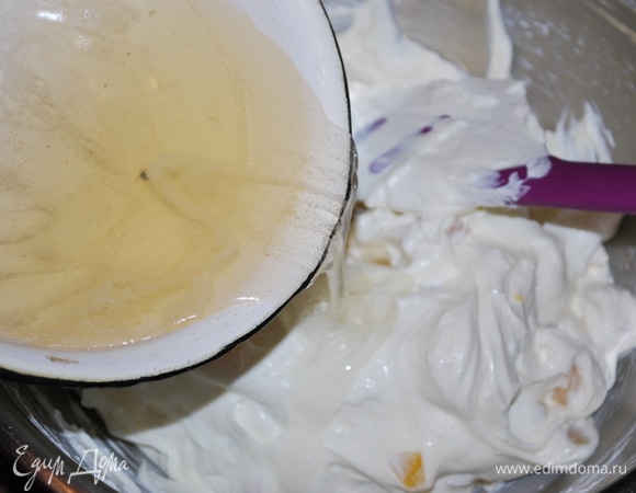 Перед тем, как собирать торт, в крем добавим желатин (предварительно его нагреем до полного растворения, дадим немного ему остыть) и хорошо перемешаем крем с желатином.