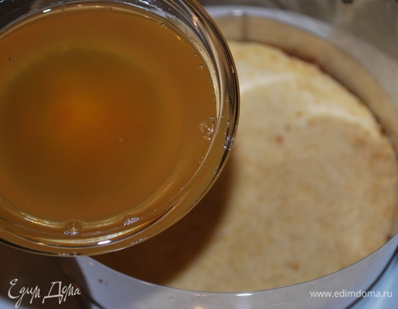 Я торт собирала в кольце. Каждый корж пропитаем сиропом.