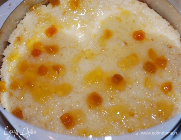 На пропитанный корж выложим крем.