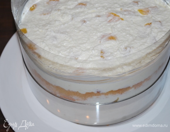Торт поставим в холодильник, за час крем застынет.