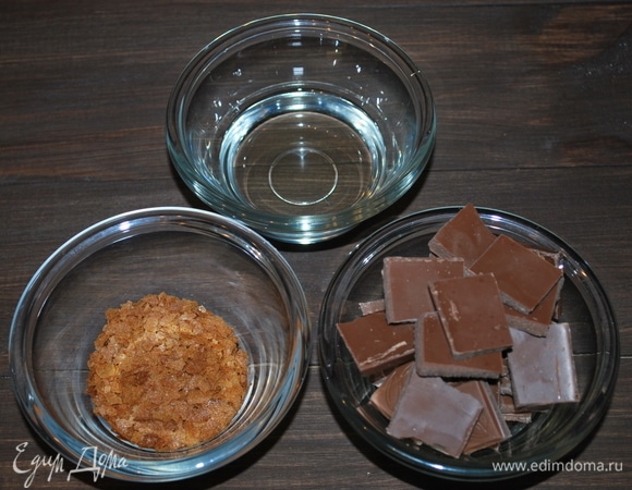 Я украсила глазурью из шоколада с вафельной крошкой.