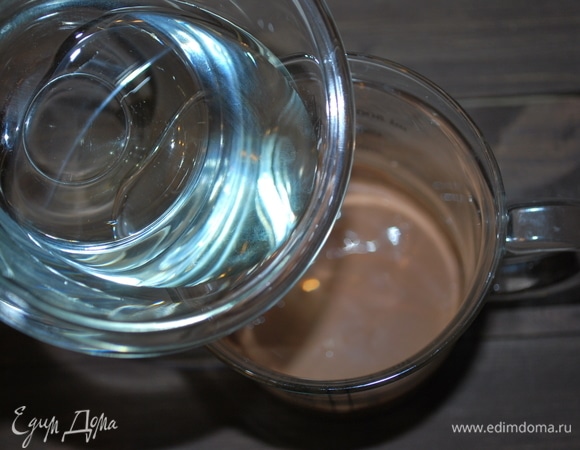 Шоколад растопить в микроволновой печи в несколько приемов (чтобы шоколад не перегреть), добавить в растопленный шоколад растительное масло, перемешать.