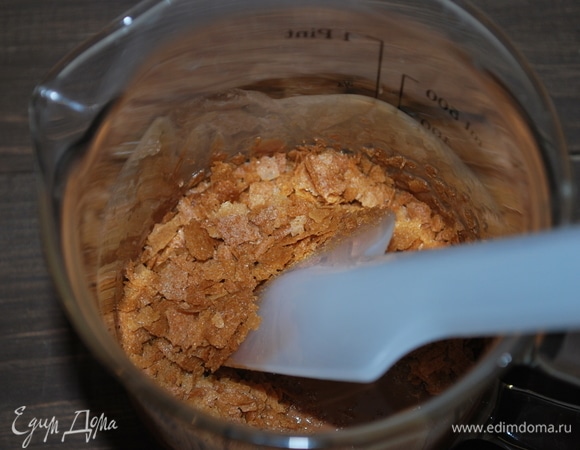 Добавить вафельную крошку, перемешать.