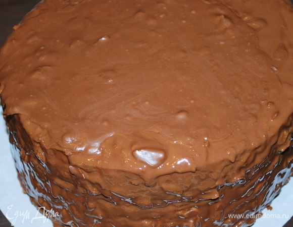 Шоколадной глазурью полила торт. Через час торт можно подавать к столу.
