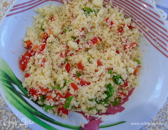 Болгарский перец нарежьте кубиками, петрушку измельчите и добавьте к кускусу. Перемешайте.