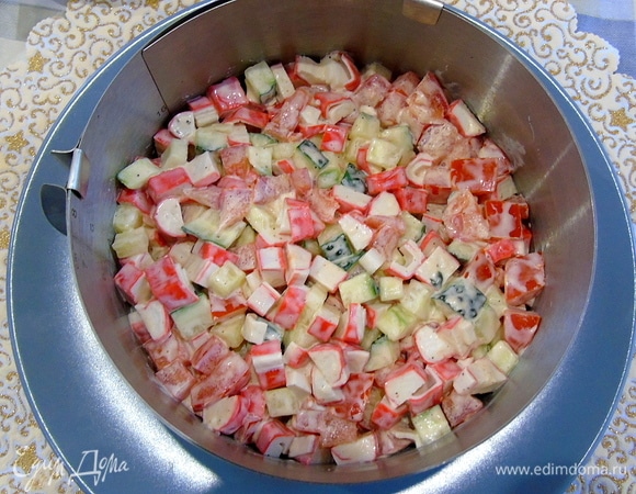 Сверху выложите второй слой из овощей и также слегка утрамбуйте.