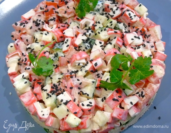 Отправьте на 30 минут в холодильник. Снимите кольцо и посыпьте кунжутом.