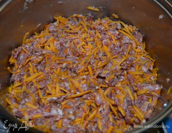 Соединяем все ингредиенты для тефтелей, рис отвариваем до полуготовности.