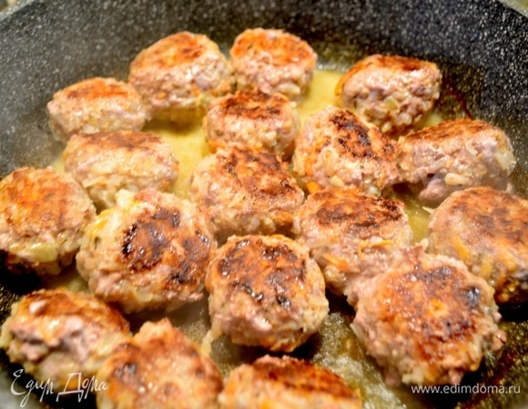 Формируем круглые тефтели и обжариваем с 2-х сторон. Добавить немного воды.