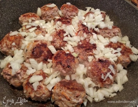 Далее добавляем по очереди: мелконарезанный лук.