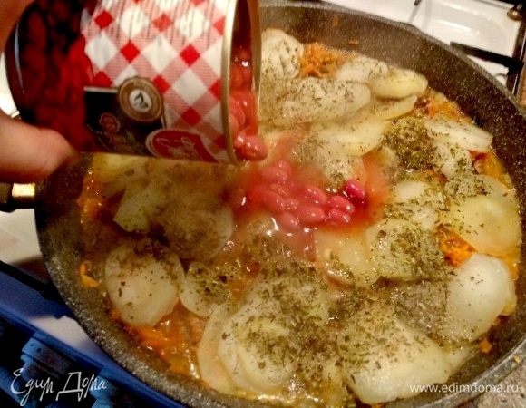 Картофель, нарезанный медальонами, специи. Сверху — банку сочной фасоли ТМ «Фрау Марта».