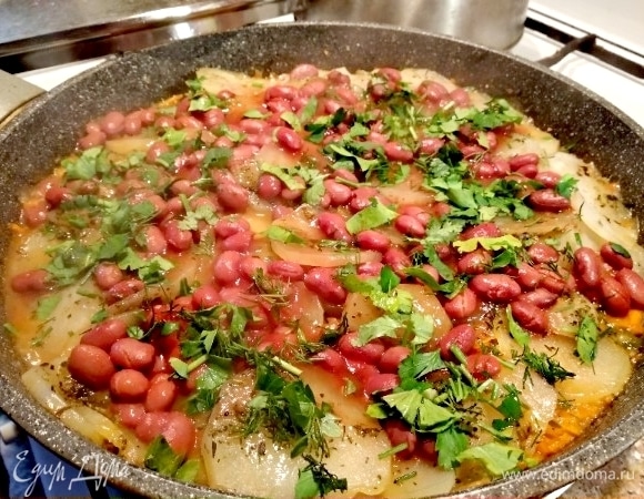 Далее — свежая зелень. Накрываем крышкой и даем потомиться.