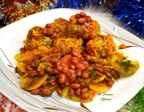 Слоями на блюдо выложить картошку с овощами, сверху — тефтели, фасоль и зелень.