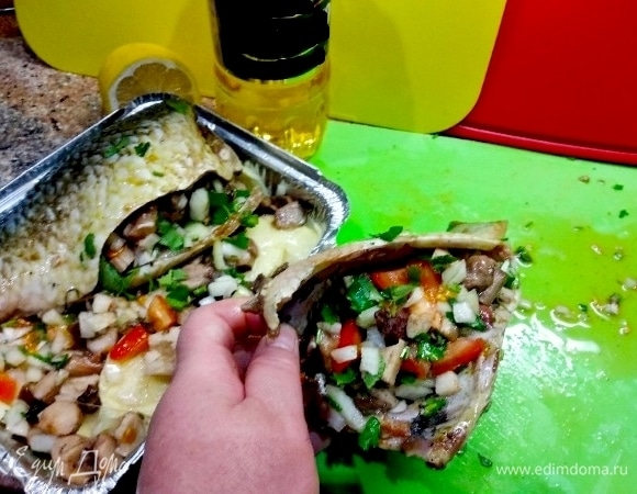 Рыбу почистить, промыть, натереть солью и специями, полить подсолнечным маслом, соком лимона, оставить мариноваться. Грибы, лук, помидоры, зелень мелко нашинковать, перемешать, добавив лимонный сок, специи. Наполнить карпа подготовленной смесью. Благодаря нашей начинке карп будет сочным и ароматным.