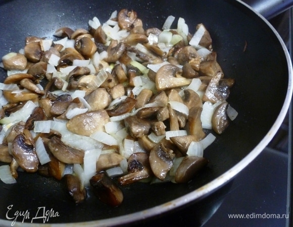 Шампиньоны нарезать и обжарить на сливочном масле с луком до мягкости и легкой золотистости.