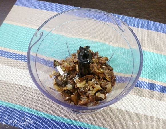 Переложить в чашу блендера остывшие грибы.