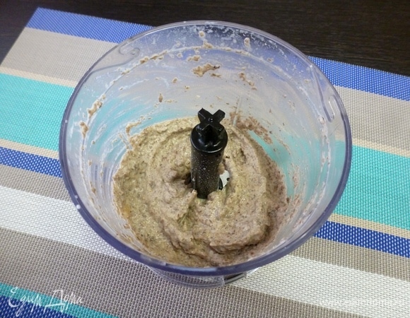 Влить сливки и измельчить до состояния пюре. Не бойтесь, если получится жидко, потом мусс загустеет. Посолить и поперчить по вкусу, всыпать чеснок в гранулах. Такой чеснок придаст грибам очень приятный аромат и вкус, но не резкость.