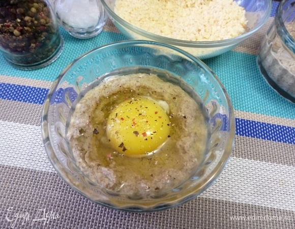 Разложить грибной мусс по формам, сделать углубление для яйца. Аккуратно разбить его, стараясь не повредить желток. Немного посолить и поперчить.