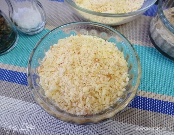 Засыпать яйцо смесью сыра и крошек. Включить духовку на 200°C и отправить формы в духовку на 25–35 минут. Время зависит от порции и вашей духовки. Сыр должен расплавиться, крошки — подрумяниться, а желток — остаться жидким.