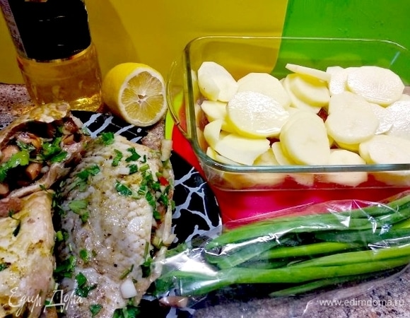 Картошку чистим, моем и нарезаем кольцами, раскладывая в противень, смазанный маслом.