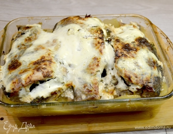 Снять фольгу, сметаной покрыть карпа и отправить в духовку подрумяниться.