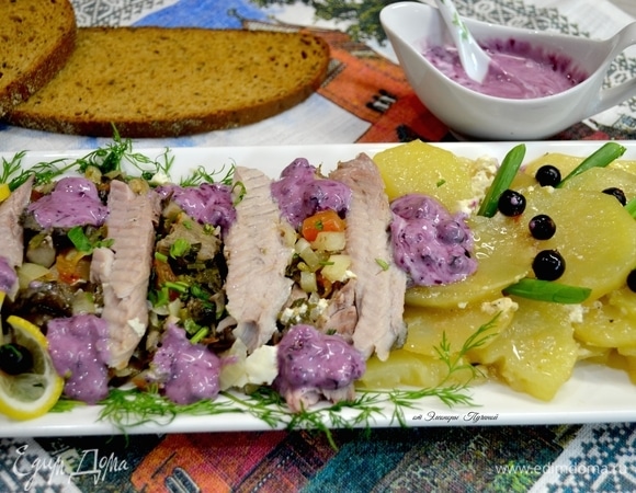 Любителям очищенной от косточек рыбы подайте филе рыбы. Хорошо подать рыбу со сметанным соусом из черники и черной смородины. Всем приятного аппетита и доброго дня!