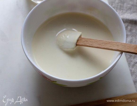 Подогреть 150 мл молока и смешать с 2 ст. л. муки.