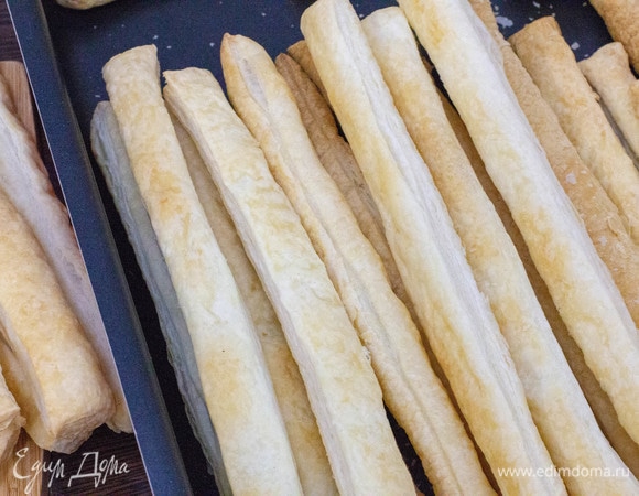 Получаются такие трубочки размером приблизительно 2х30 см. Несколько трубочек нужно измельчить для украшения торта.