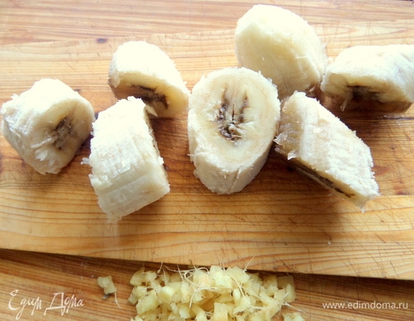 Переспелый банан нарезать.