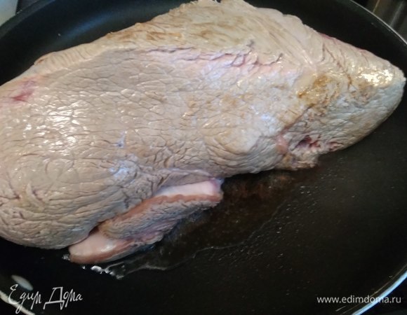 Самое главное в приготовлении мяса — это правильно выбрать мясо. Для запекания лучше всего подходит спинная часть. Классический ростбиф готовят из нее. У меня была затылочная часть (шея) и, как показала практика, это тоже очень удачный вариант. Мне досталось молодое и нежное мясо. Мясо вымыть, обсушить бумажным полотенцем. Натереть солью и перцем и обжарить на сковороде в растительном масле, чтобы «запечатать» кусок.