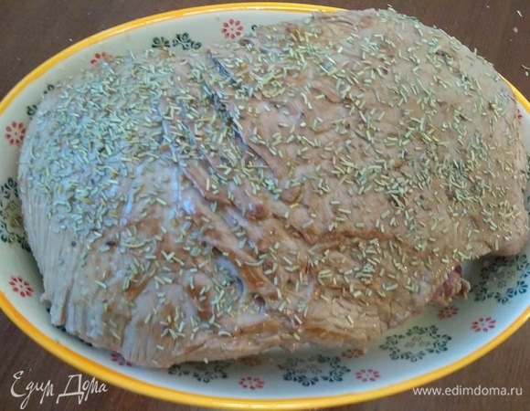 Обжаренное мясо перекладываем в форму на луковую подушку. Щедро посыпаем мясо сушеным розмарином (или вашими любимыми специями).