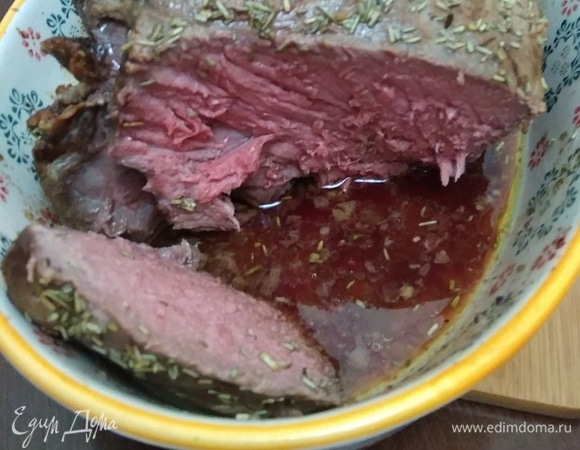 Запекаем мясо в предварительно разогретой духовке при 250°C первые 7–10 минут. Затем убавляем нагрев до 150°C (дверцу духовки нужно ненадолго открыть, чтобы снизить температуру). Готовим 30–40 минут, периодически смазывая кусок выделившимся соком (или добавляем еще немного оливкового масла, если сока мало) с помощью кулинарной кисти. Готовность мяса очень удобно определять при помощи кулинарного термометра. Температура хорошо прожаренного мяса — 70°C, мяса средней прожарки — 60–63°C, мяса «с кровью» — 54°C. Мне хотелось «кровавого» мяса. Поэтому, когда через полчаса приготовления термометр показал 58°C, я выключила духовку. Теперь мясу надо дать «отдохнуть». У меня оно «отдыхало» около получаса. Самое время приготовить гарнир. Мне нравится сочетание с зеленой стручковой фасолью. В английской традиции принято подавать запеченое мясо с картофельным пюре. Приятного аппетита!