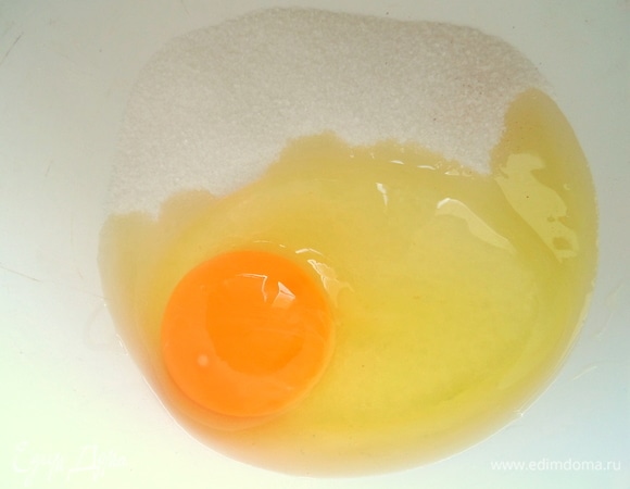 В сахар с ванилью вбить яйцо.