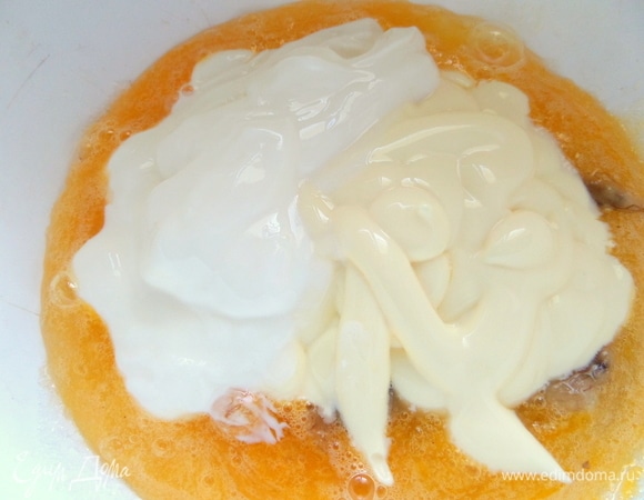 Добавить размятый банан и майонез со сметаной пополам.