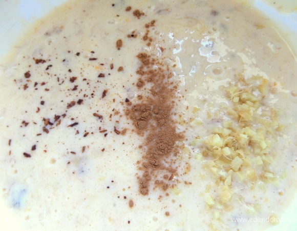 Растереть гвоздику и всыпать с корицей и имбирем в тесто.