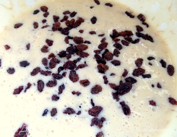 Промыть и отжать горсть изюма.